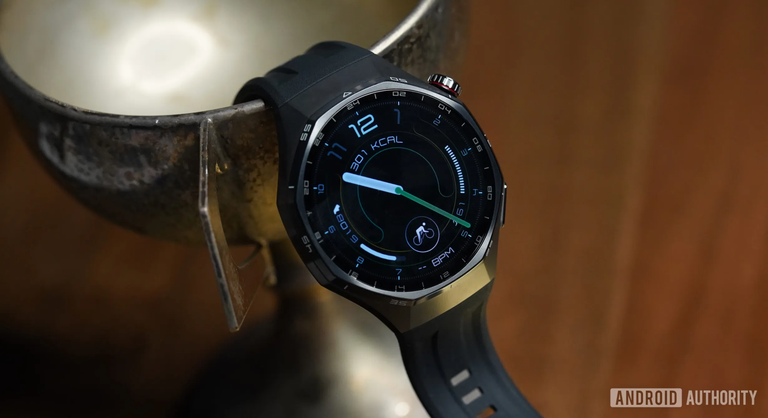 A Huawei Watch GT 6 Pro dispalys a native watch face.