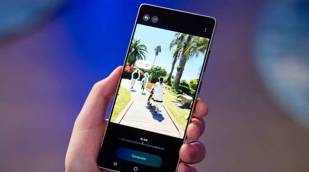 Fitur Object Eraser pada layar Samsung Galaxy S25 Ultra yang sedang menghapus objek dari foto