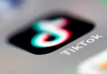 Aplikasi TikTok ditampilkan pada layar smartphone, simbol platform media sosial yang sedang dalam proses perubahan kepemilikan