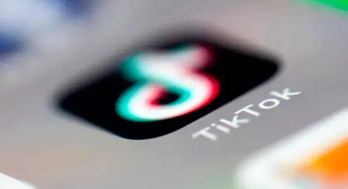 Aplikasi TikTok ditampilkan pada layar smartphone, simbol platform media sosial yang sedang dalam proses perubahan kepemilikan