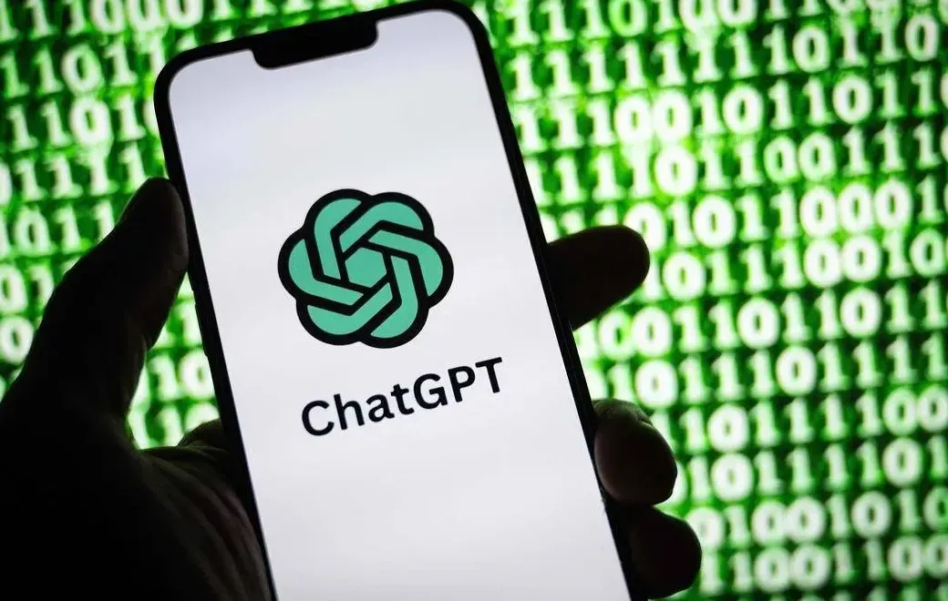 Ilustrasi grafis yang menunjukkan perisai pelindung di sekitar ponsel, melambangkan keamanan digital