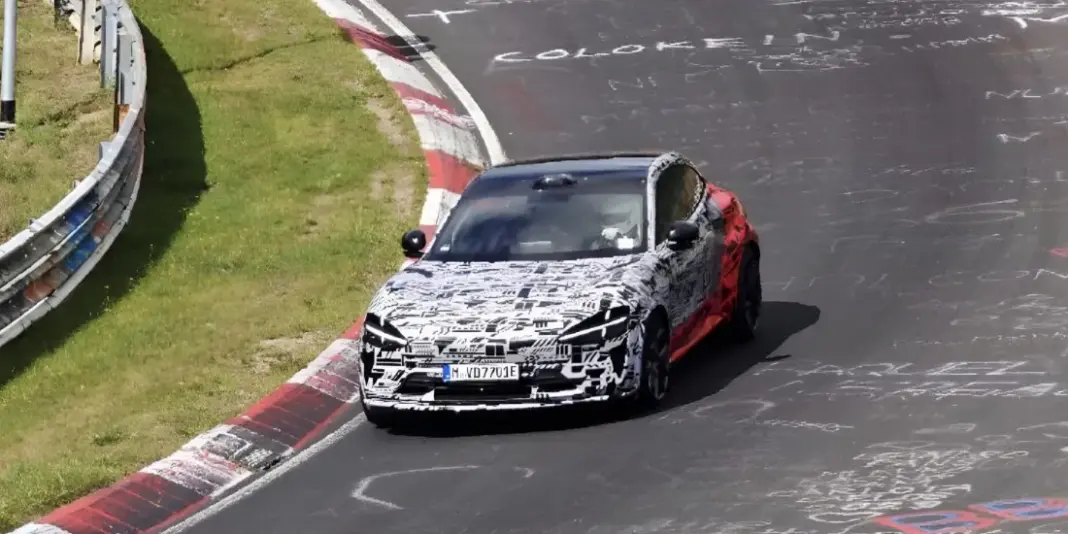 Prototipe Xiaomi YU7 GT ber-kamuflase merah-abu sedang uji coba di sirkuit