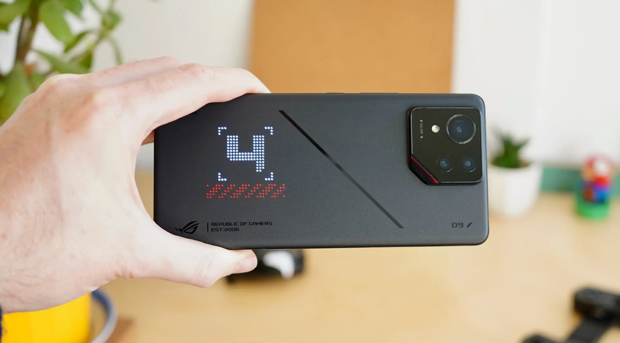 Tampilan samping Asus ROG Phone 9 Pro yang menunjukkan desain yang ramping