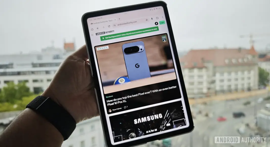 Xiaomi Pad Mini dipegang dengan jari, menunjukkan desain tipis dan ringan tablet Android berukuran kecil