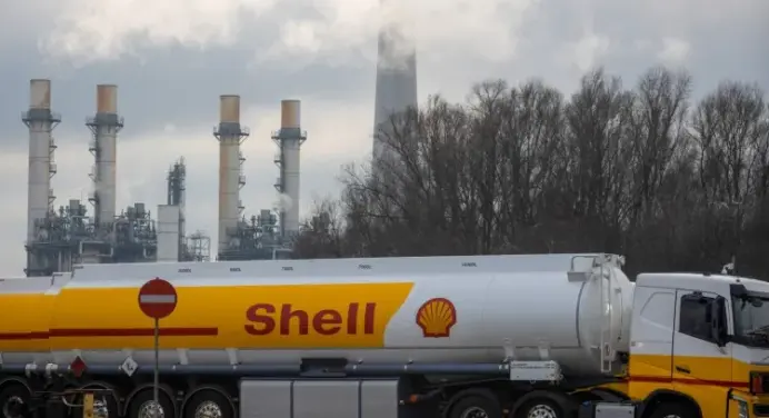 Kapal tanker pengangkut minyak di kilang Shell Plc Pernis, Rotterdam, Belanda