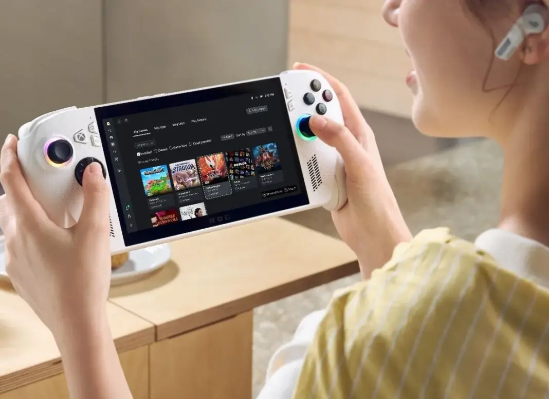 Gambar promo pre order ASUS ROG Xbox Ally yang menampilkan perangkat handheld gaming terbaru