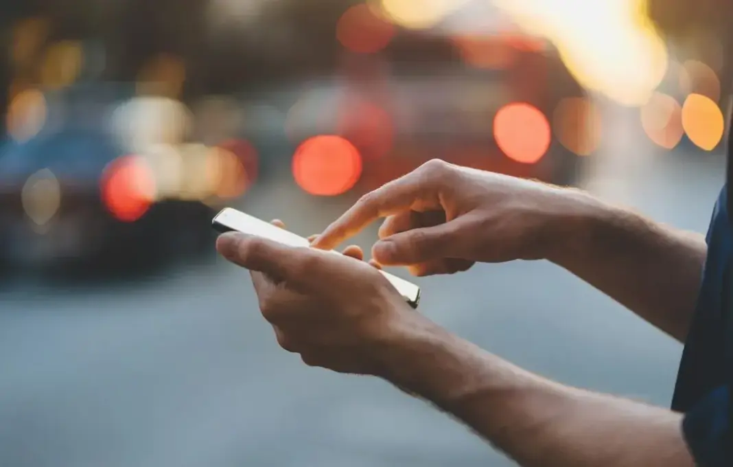 Ilustrasi layanan berlangganan bebas iklan Facebook dan Instagram Meta di Inggris