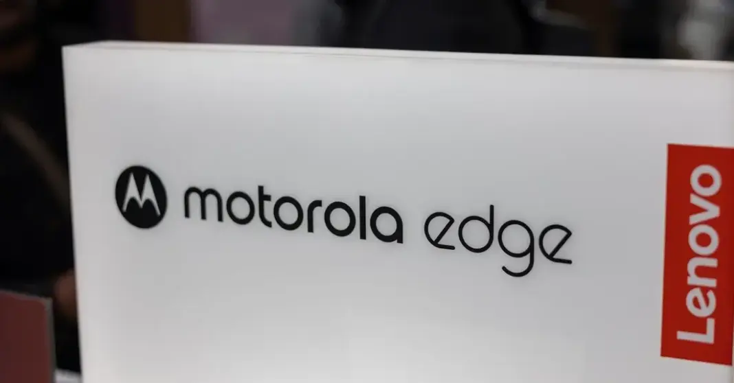 Teaser gambar Motorola X70 Air smartphone tipis yang akan rilis Oktober 2025