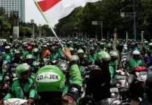 Driver ojek online menerima bonus Rp500 ribu dari polisi karena merekam kejahatan di jalan raya