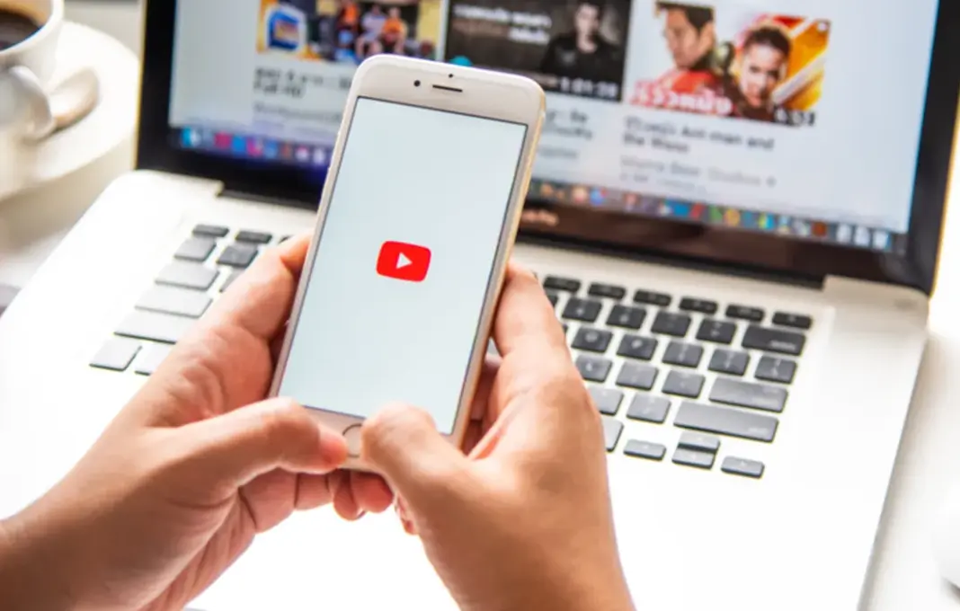 Ilustrasi parental control YouTube dengan ikon kunci dan simbol keluarga di latar belakang layar smartphone