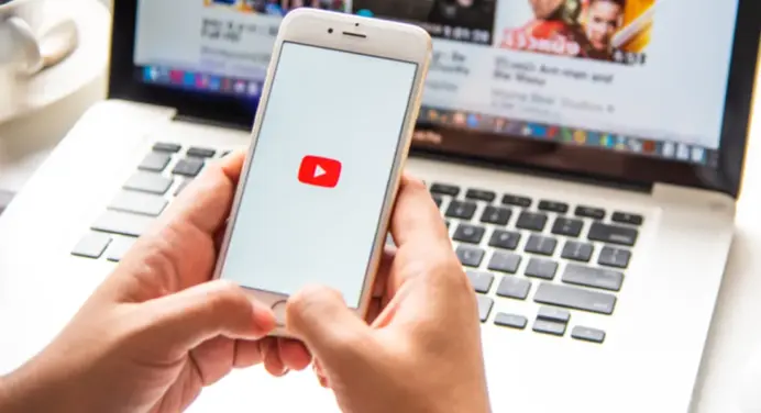 Ilustrasi parental control YouTube dengan ikon kunci dan simbol keluarga di latar belakang layar smartphone