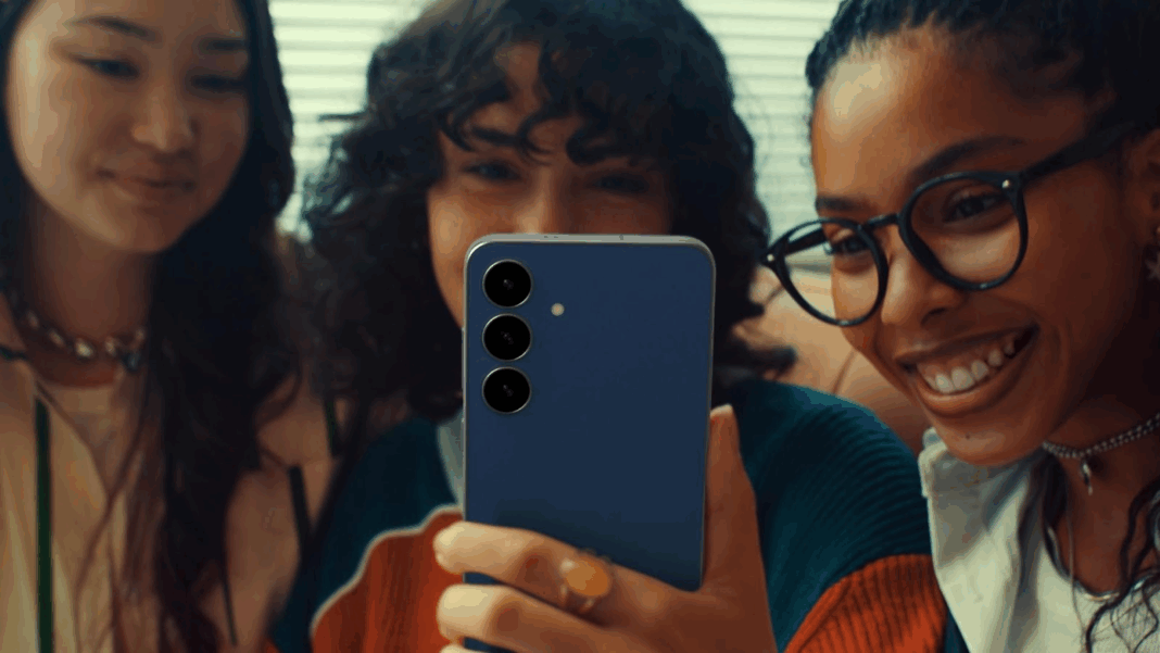 Galaxy S25 FE smartphone dengan desain ramping dan warna ikonik hazy finish