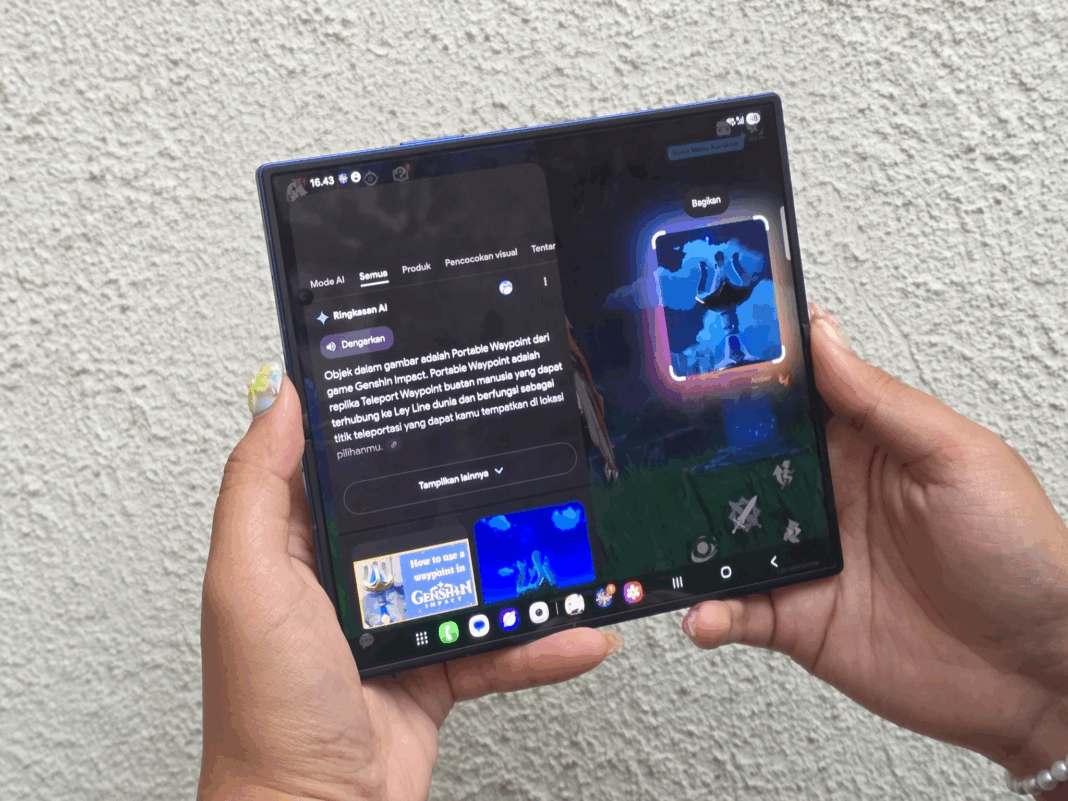 Samsung Galaxy Z Fold7 dalam posisi terbuka menampilkan layar besar untuk gaming