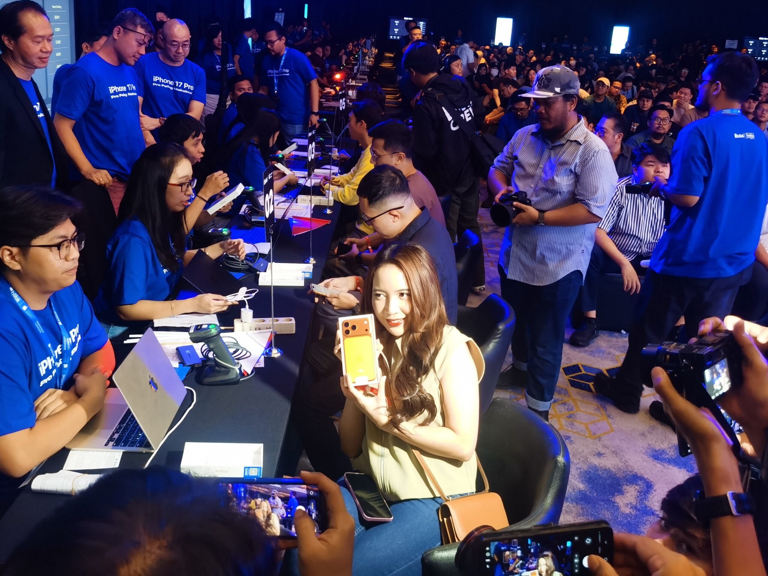 Content image for article: Blibli Gelar Midnight Launch iPhone 17 di Jakarta, Serahkan Unit Perdana