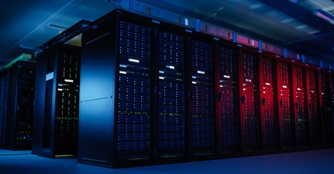 Gedung data center modern dengan rak server di Indonesia yang menunjukkan perkembangan infrastruktur digital