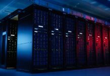 Gedung data center modern dengan rak server di Indonesia yang menunjukkan perkembangan infrastruktur digital