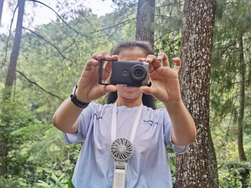 Aktivitas ecoedutourism di Suaka Elang Loji Bogor dengan penggunaan gadget JisuLife neck fan dan kamera Canon