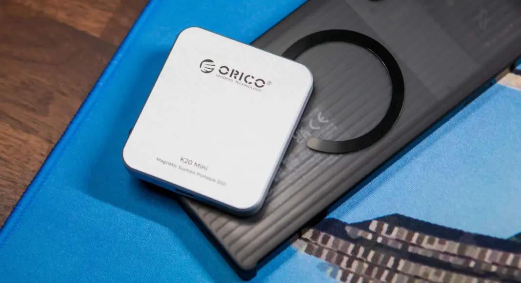 ORICO K20 Mini SSD eksternal portabel dengan dukungan MagSafe terhubung ke ponsel modern