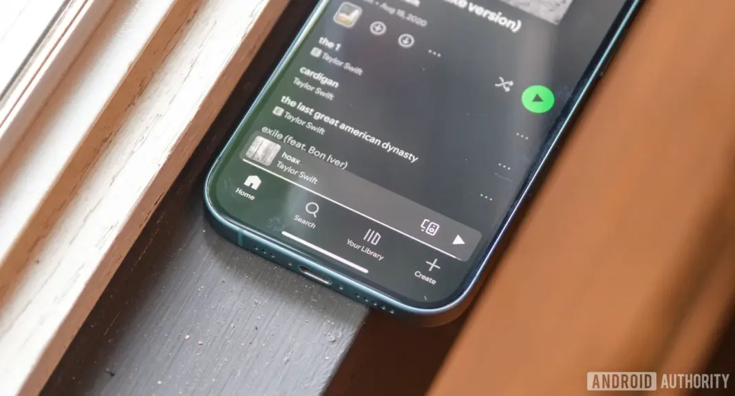 Antarmuka aplikasi Spotify dengan tab navigasi di bagian bawah layar ponsel