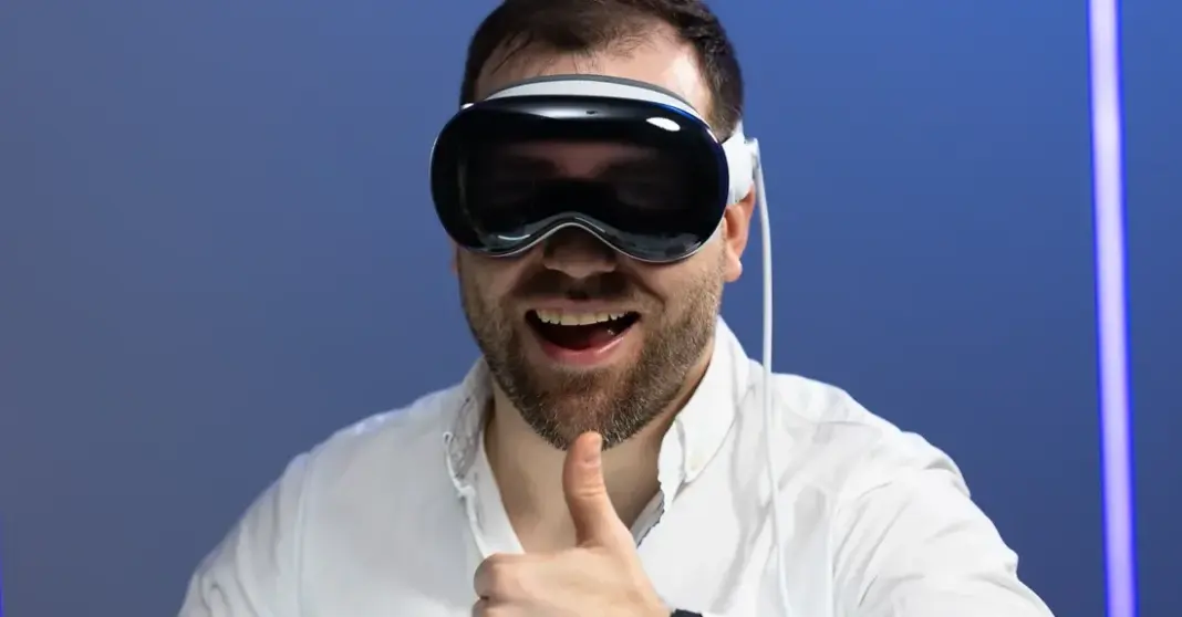 Apple mengalihkan fokus dari Vision Pro ke pengembangan kacamata pintar AI untuk bersaing dengan Meta Ray-Ban