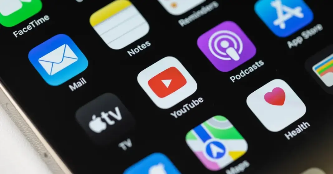Tampilan desain baru YouTube mobile dengan perubahan tata letak judul video dan tombol ikon