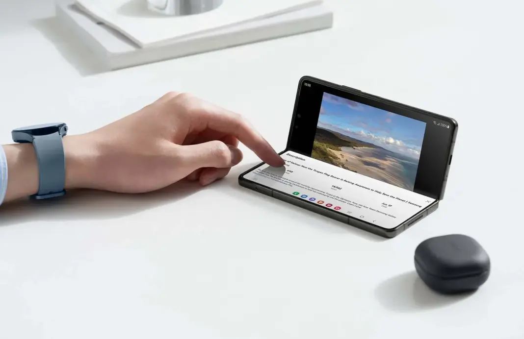 Samsung Galaxy Z Fold 7 smartphone lipat terbaru dalam posisi terbuka menampilkan layar utama