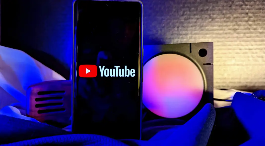 YouTube aplikasi mobile dengan desain antarmuka baru di smartphone Pixel 7 Pro