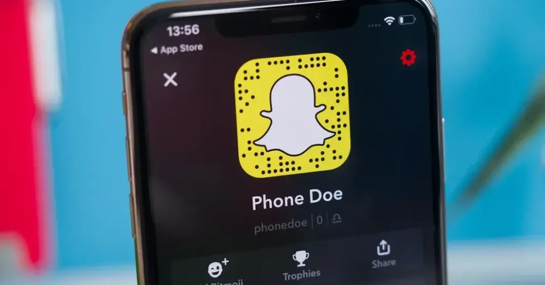 Tampilan aplikasi Snapchat di ponsel dengan fitur Memories yang menampilkan koleksi foto dan video pengguna