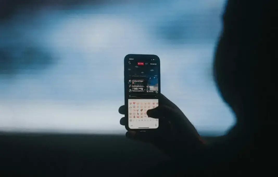 Ilustrasi tampilan layar Instagram Live dengan pengaturan menghilangkan komentar aktif