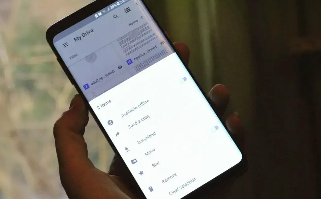 Ilustrasi kustomisasi Android dengan berbagai widget dan pengaturan di layar utama smartphone