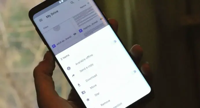 Ilustrasi kustomisasi Android dengan berbagai widget dan pengaturan di layar utama smartphone