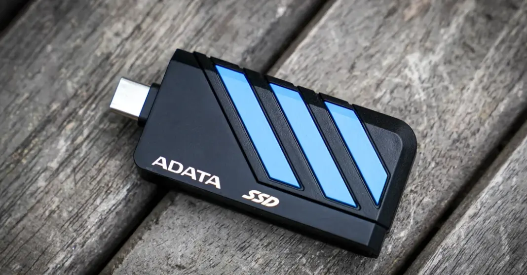 ADATA SC735 SSD portable dengan desain kompak dan konektor USB-C yang dapat ditarik