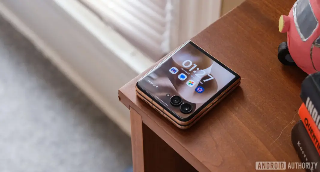 Motorola Razr Ultra 2025 ponsel lipat premium dengan desain compact dan layar eksternal 4 inci