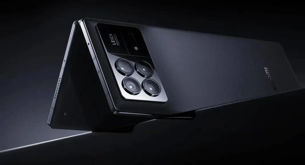 Smartphone lipat Xiaomi 17 Fold dalam posisi terbuka menampilkan layar besar dan desain premium
