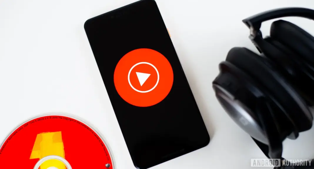 Tampilan aplikasi YouTube Music di smartphone dengan fitur lirik dan terjemahan