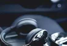 Headphone nirkabel Mercedes-Benz Wireless Headphone 2 dengan desain premium dan logo tiga bintang ikonik