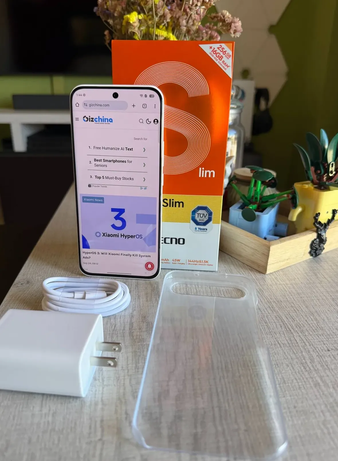 Honor Magic V3 tampak samping menunjukkan ketipisan