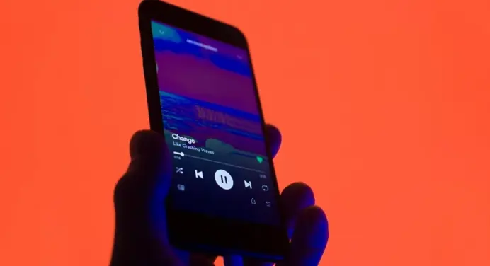 Ilustrasi integrasi Spotify dan ChatGPT untuk rekomendasi musik personal melalui AI