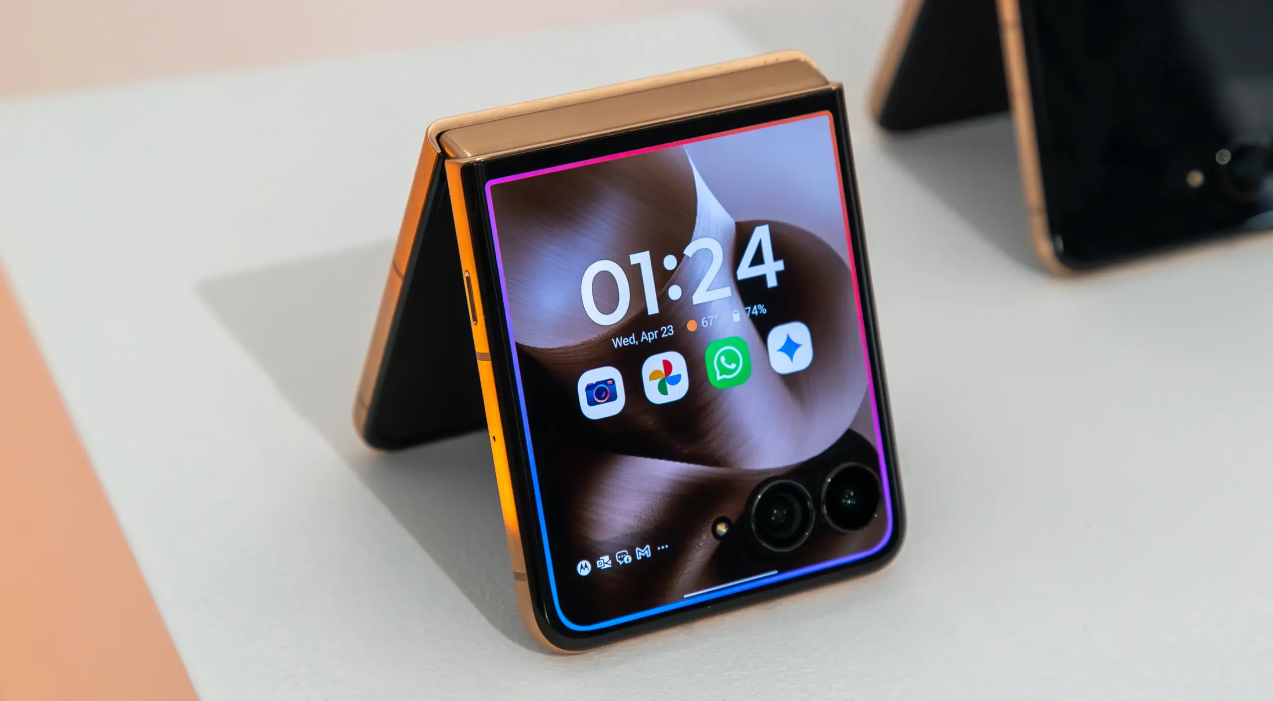 Samsung Galaxy S5 - front side view