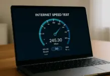 Ilustrasi perbandingan kecepatan upload dan download internet untuk komunikasi digital modern