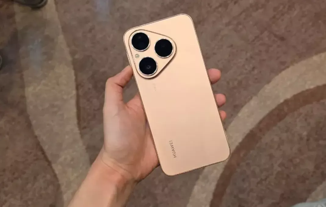 Tampilan belakang smartphone Huawei Pura 80 dengan modul kamera segitiga yang menonjol dan finishing Frosted Black