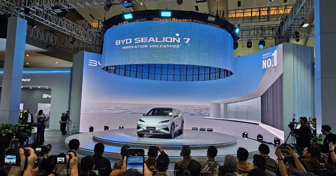 Grafik penjualan mobil listrik BYD di Indonesia menunjukkan tren penurunan
