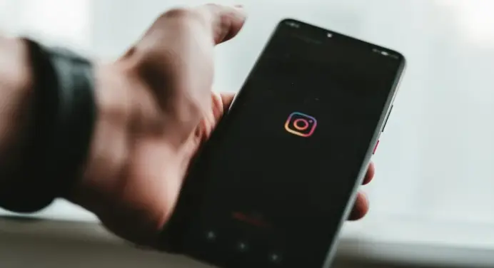 Desain eksklusif cincin emas Instagram Awards karya desainer Grace Wales Bonner untuk 25 kreator terpilih