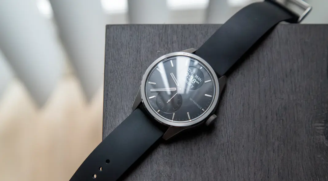Withings ScanWatch 2 hybrid smartwatch dengan desain klasik di atas meja