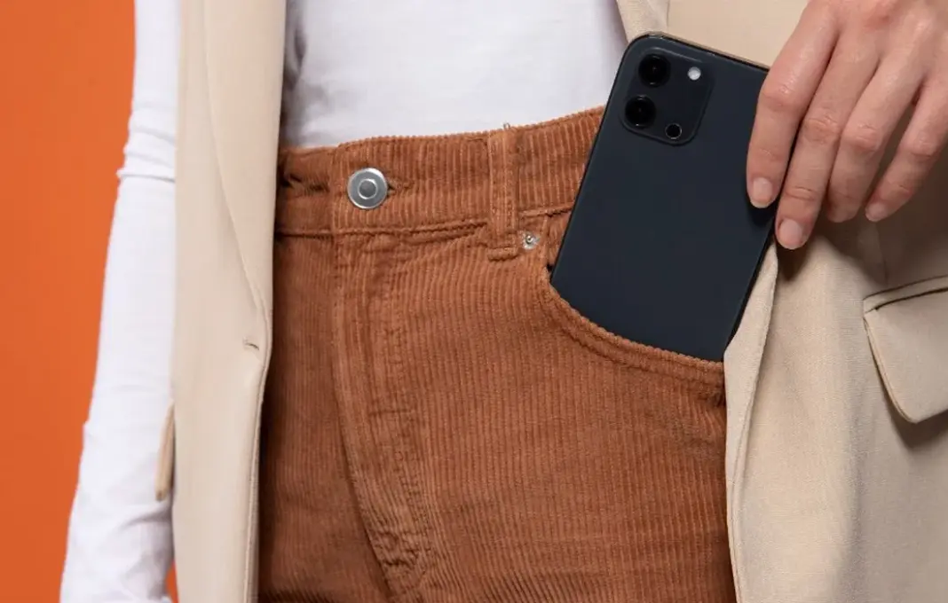 Ilustrasi pria menyimpan smartphone di saku celana depan dengan latar belakang abstrak