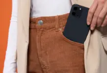 Ilustrasi pria menyimpan smartphone di saku celana depan dengan latar belakang abstrak