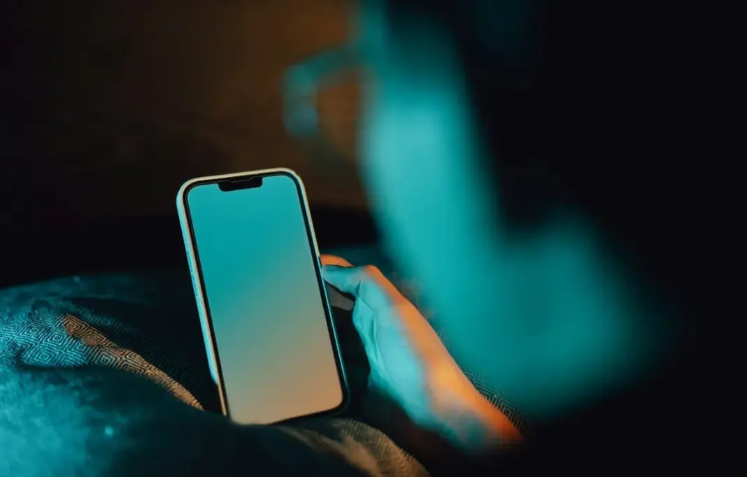 Ilustrasi tiga wujud gadget modern sebagai asisten, parasit, dan dedemit dalam kehidupan sehari-hari