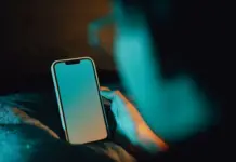 Ilustrasi tiga wujud gadget modern sebagai asisten, parasit, dan dedemit dalam kehidupan sehari-hari