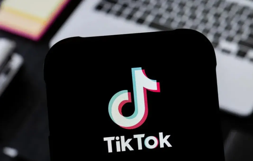 Ilustrasi kreator TikTok sedang membuat konten video dengan smartphone menunjukkan fitur live streaming dan monetisasi