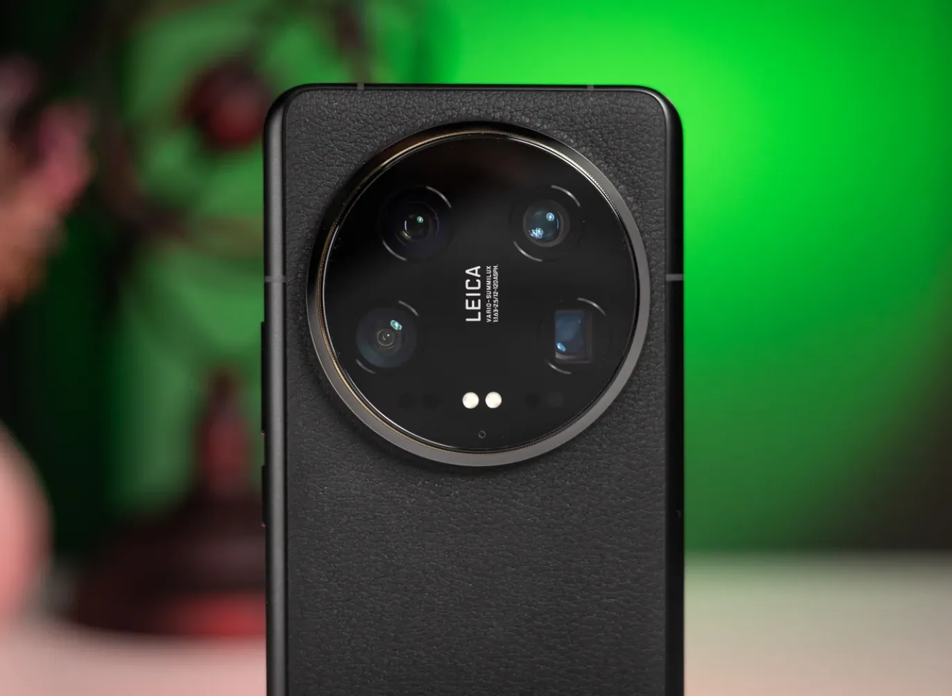 Kamera variable aperture pada Xiaomi 14 Ultra yang menjadi referensi teknologi serupa di iPhone 18